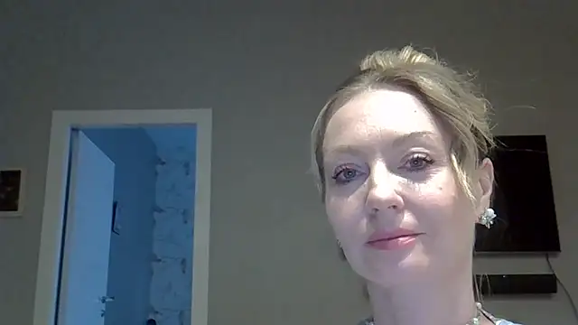 Snapshot of ZarinaSwift chatting on April 26, 2026, 8:01 am ZarinaSwift online show from April 26, 2026, 8:01 am