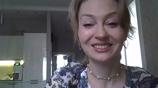 Snapshot of ZarinaSwift chatting on May 12, 2026, 4:31 am ZarinaSwift online show from May 12, 2026, 4:31 am