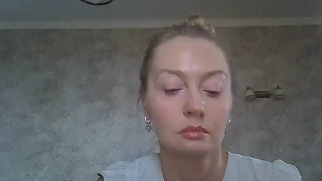 Snapshot of ZarinaSwift chatting on June 7, 2026, 7:12 am ZarinaSwift online show from June 7, 2026, 7:12 am
