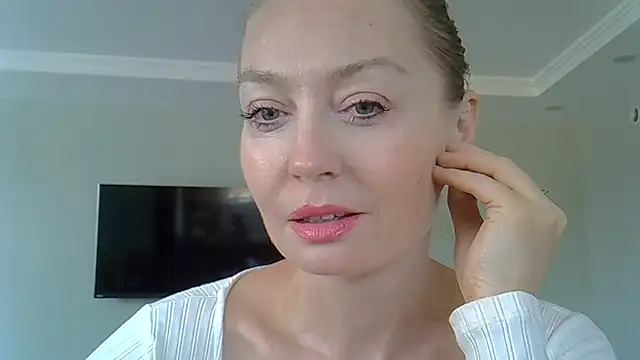 Snapshot of ZarinaSwift chatting on July 11, 2026, 5:21 am ZarinaSwift online show from July 11, 2026, 5:21 am