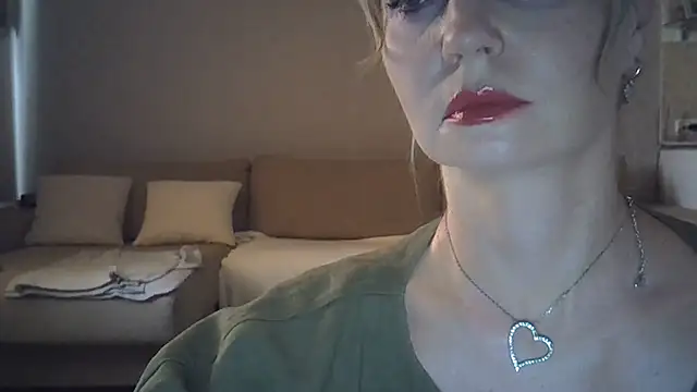 Snapshot of ZarinaSwift chatting on July 31, 2026, 12:04 pm ZarinaSwift online show from July 31, 2026, 12:04 pm
