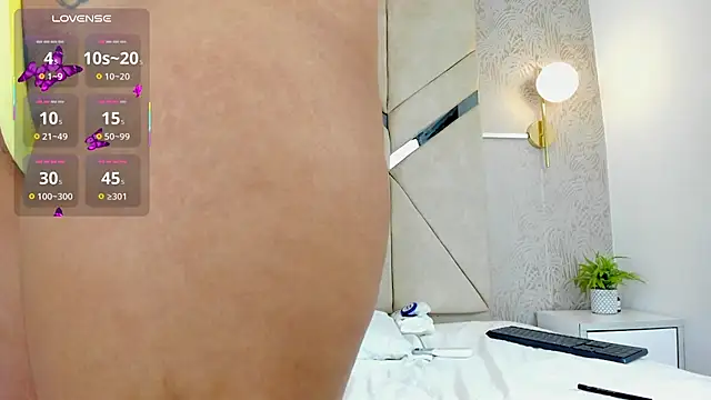 LiaVelez online show from September 18, 2025, 1:35 pm