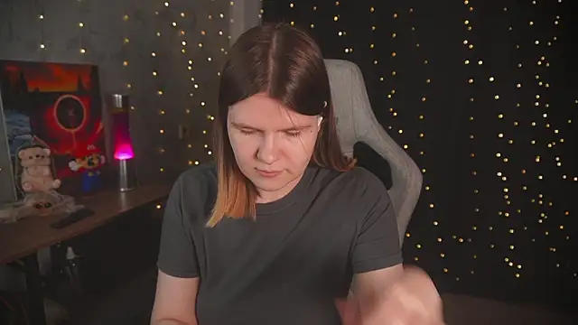 cuteamberlyyy online show from November 3, 2025, 3:52 am