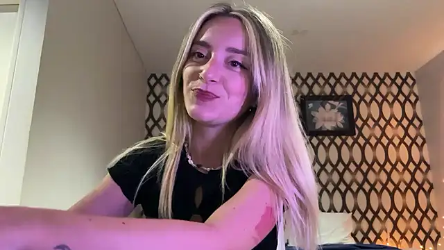 Snapshot of SirenaBelle chatting on March 13, 2025, 10:26 am SirenaBelle online show from March 13, 2025, 10:26 am