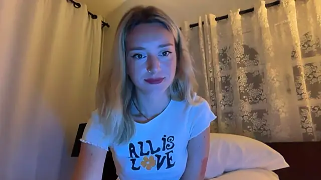 Snapshot of SirenaBelle chatting on December 21, 2025, 10:17 pm SirenaBelle online show from December 21, 2025, 10:17 pm