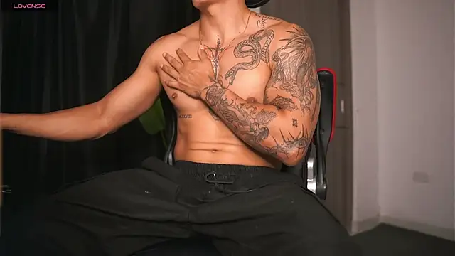 Snapshot of muscle_boyhorny chatting on December 20, 2024, 3:47 am muscle boyhorny online show from December 20, 2024, 3:47 am