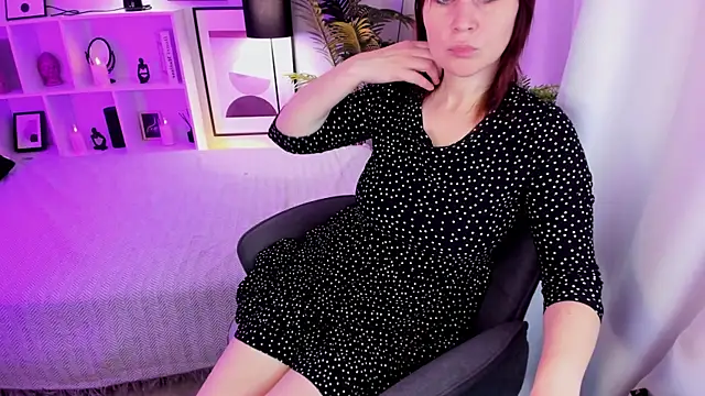 ZoeEast online show from November 5, 2025, 1:33 pm