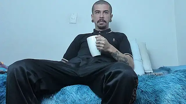 Snapshot of Aaron_BigDickxxx chatting on October 20, 2025, 6:36 am Aaron BigDickxxx online show from October 20, 2025, 6:36 am
