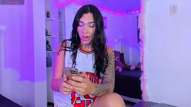 Snapshot of Camila_Coxx chatting on October 22, 2025, 8:08 pm Camila Coxx online show from October 22, 2025, 8:08 pm