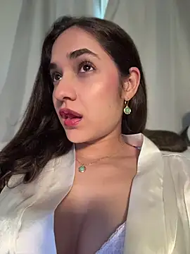 CuteeRose online show from May 8, 2026, 4:23 pm