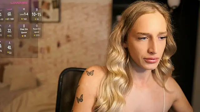 Snapshot of Nicolette__Shea_ chatting on October 25, 2025, 7:38 am Nicolette Shea online show from October 25, 2025, 7:38 am