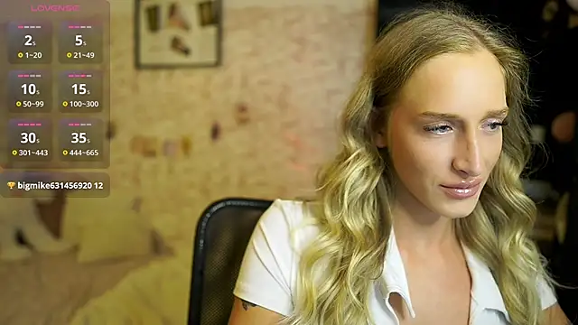 Snapshot of Nicolette__Shea_ chatting on October 27, 2025, 2:21 pm Nicolette Shea online show from October 27, 2025, 2:21 pm