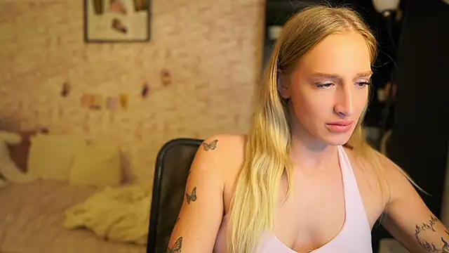 Snapshot of Nicolette__Shea_ chatting on December 1, 2025, 9:14 am Nicolette Shea online show from December 1, 2025, 9:14 am