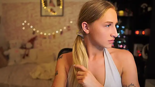 Snapshot of Nicolette__Shea_ chatting on December 3, 2025, 10:02 am Nicolette Shea online show from December 3, 2025, 10:02 am