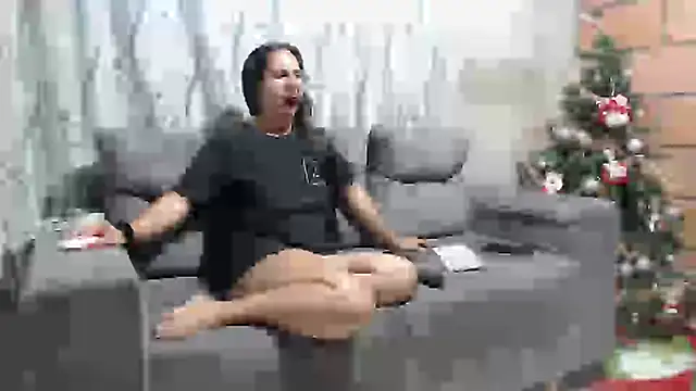 Snapshot of tom_and_lazzie chatting on December 31, 2024, 2:08 am tom and lazzie online show from December 31, 2024, 2:08 am