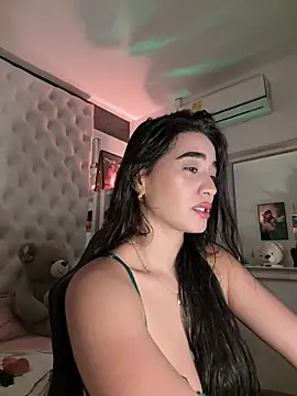 Snapshot of ZarahEvans chatting on December 18, 2025, 8:04 pm ZarahEvans online show from December 18, 2025, 8:04 pm