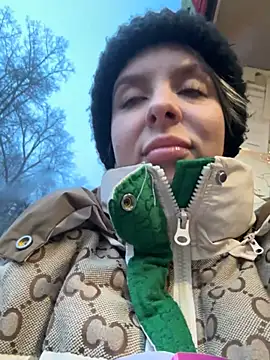 Snapshot of LikaCat chatting on January 7, 2025, 10:11 am LikaCat online show from January 7, 2025, 10:11 am