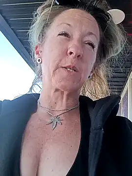 Snapshot of DanyThrash chatting on March 20, 2025, 9:35 pm DanyThrash online show from March 20, 2025, 9:35 pm