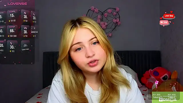 Snapshot of shy_blondiee chatting on December 10, 2024, 11:40 pm shy blondiee online show from December 10, 2024, 11:40 pm