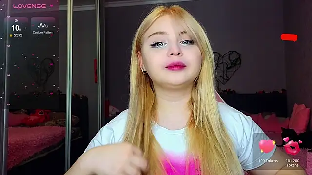 Snapshot of shy_blondiee chatting on February 14, 2025, 11:31 pm shy blondiee online show from February 14, 2025, 11:31 pm