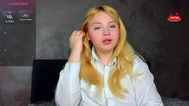 Snapshot of shy_blondiee chatting on March 11, 2025, 11:04 pm shy blondiee online show from March 11, 2025, 11:04 pm