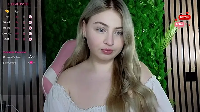 Snapshot of shy_blondiee chatting on October 26, 2025, 10:04 pm shy blondiee online show from October 26, 2025, 10:04 pm