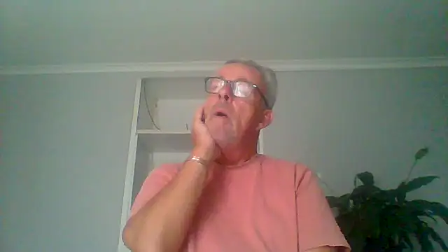 Snapshot of tuggy59 chatting on September 15, 2025, 5:18 am tuggy59 online show from September 15, 2025, 5:18 am