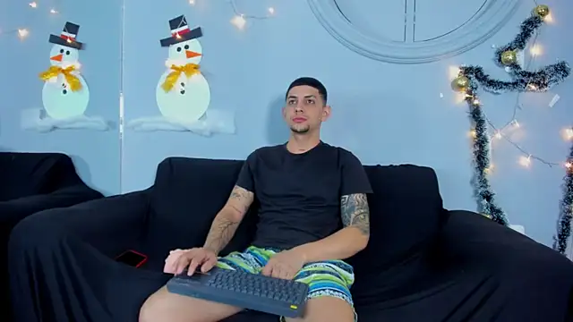 Snapshot of Alex_cute77 chatting on December 3, 2024, 12:16 pm Alex cute77 online show from December 3, 2024, 12:16 pm