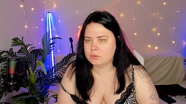 Snapshot of Akemi_BBW chatting on December 17, 2024, 8:12 am Akemi BBW online show from December 17, 2024, 8:12 am