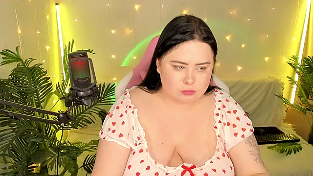 Snapshot of Akemi_BBW chatting on January 1, 2025, 8:04 pm Akemi BBW online show from January 1, 2025, 8:04 pm