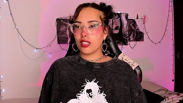 Snapshot of willow_poisson chatting on November 24, 2025, 5:23 pm willow poisson online show from November 24, 2025, 5:23 pm