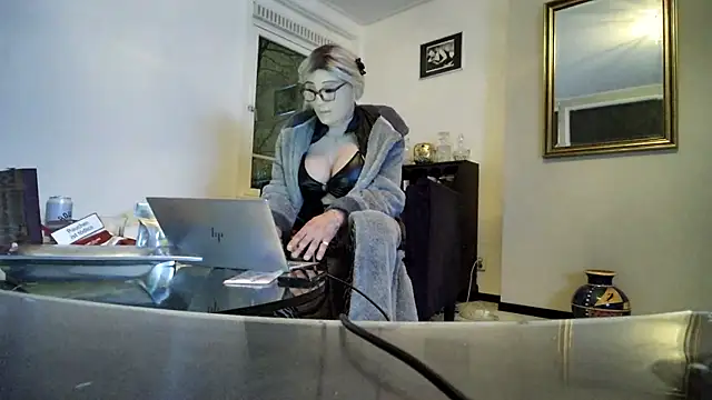 Snapshot of CharlotteVixxens chatting on March 25, 2026, 11:00 pm CharlotteVixxens online show from March 25, 2026, 11:00 pm