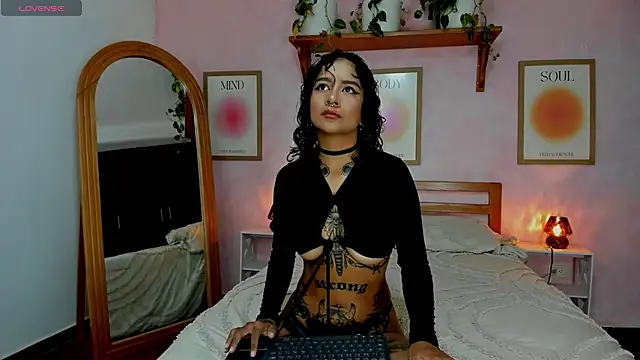 Snapshot of AliceBanks chatting on September 16, 2025, 11:11 am AliceBanks online show from September 16, 2025, 11:11 am