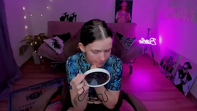 Snapshot of HelloRoxy chatting on February 6, 2026, 7:28 pm HelloRoxy online show from February 6, 2026, 7:28 pm