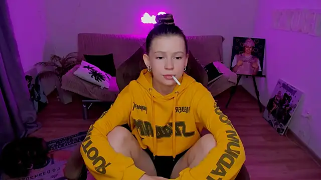 Snapshot of HelloRoxy chatting on February 17, 2026, 5:52 pm HelloRoxy online show from February 17, 2026, 5:52 pm