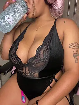 Snapshot of YellowHoneyDip chatting on November 25, 2025, 6:30 pm YellowHoneyDip online show from November 25, 2025, 6:30 pm