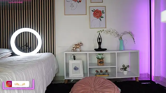 Snapshot of LillyDolls23 chatting on February 8, 2026, 1:03 pm LillyDolls23 online show from February 8, 2026, 1:03 pm