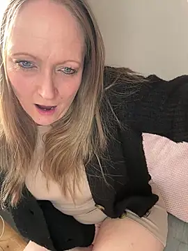 Snapshot of HoneyBluex chatting on February 3, 2025, 1:08 pm HoneyBluex online show from February 3, 2025, 1:08 pm