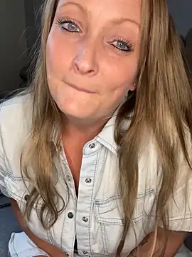 HoneyBluex online show from October 27, 2025, 3:16 pm