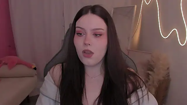 Snapshot of CoralineKeyns chatting on February 4, 2026, 6:19 am CoralineKeyns online show from February 4, 2026, 6:19 am