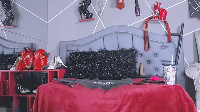 Snapshot of Evangeline chatting on January 5, 2026, 10:57 pm Evangeline online show from January 5, 2026, 10:57 pm