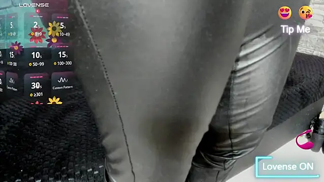 Snapshot of Cloee66 chatting on October 15, 2025, 2:50 pm Cloee66 online show from October 15, 2025, 2:50 pm