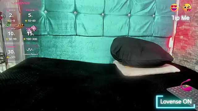 Snapshot of Cloee66 chatting on December 2, 2025, 6:25 pm Cloee66 online show from December 2, 2025, 6:25 pm