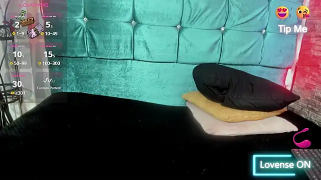 Snapshot of Cloee66 chatting on December 3, 2025, 6:50 pm Cloee66 online show from December 3, 2025, 6:50 pm