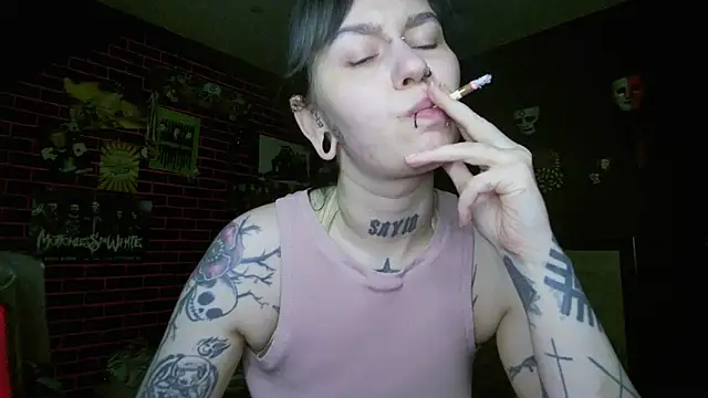 Snapshot of MoorderxDoll chatting on April 19, 2026, 7:51 am MoorderxDoll online show from April 19, 2026, 7:51 am