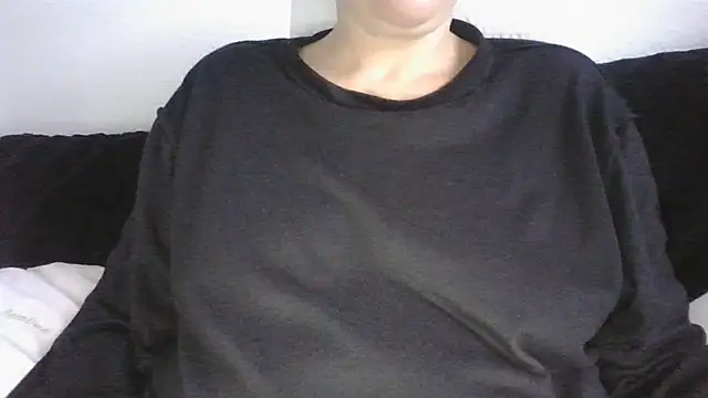 Snapshot of DragoneSFR chatting on November 19, 2025, 7:41 am DragoneSFR online show from November 19, 2025, 7:41 am