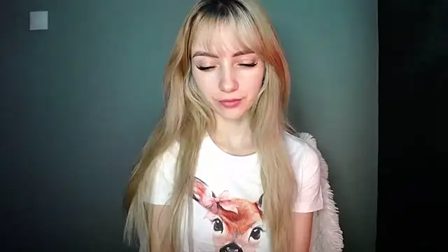 Snapshot of LuciaYoung chatting on December 20, 2025, 7:26 am LuciaYoung online show from December 20, 2025, 7:26 am