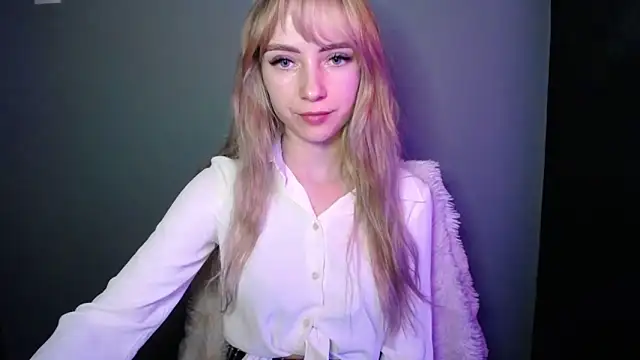 Snapshot of LuciaYoung chatting on December 20, 2025, 7:32 pm LuciaYoung online show from December 20, 2025, 7:32 pm