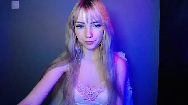 Snapshot of LuciaYoung chatting on December 22, 2025, 7:49 am LuciaYoung online show from December 22, 2025, 7:49 am