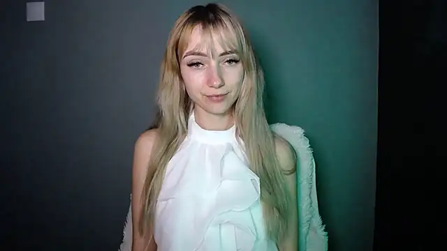 Snapshot of LuciaYoung chatting on December 22, 2025, 7:55 pm LuciaYoung online show from December 22, 2025, 7:55 pm